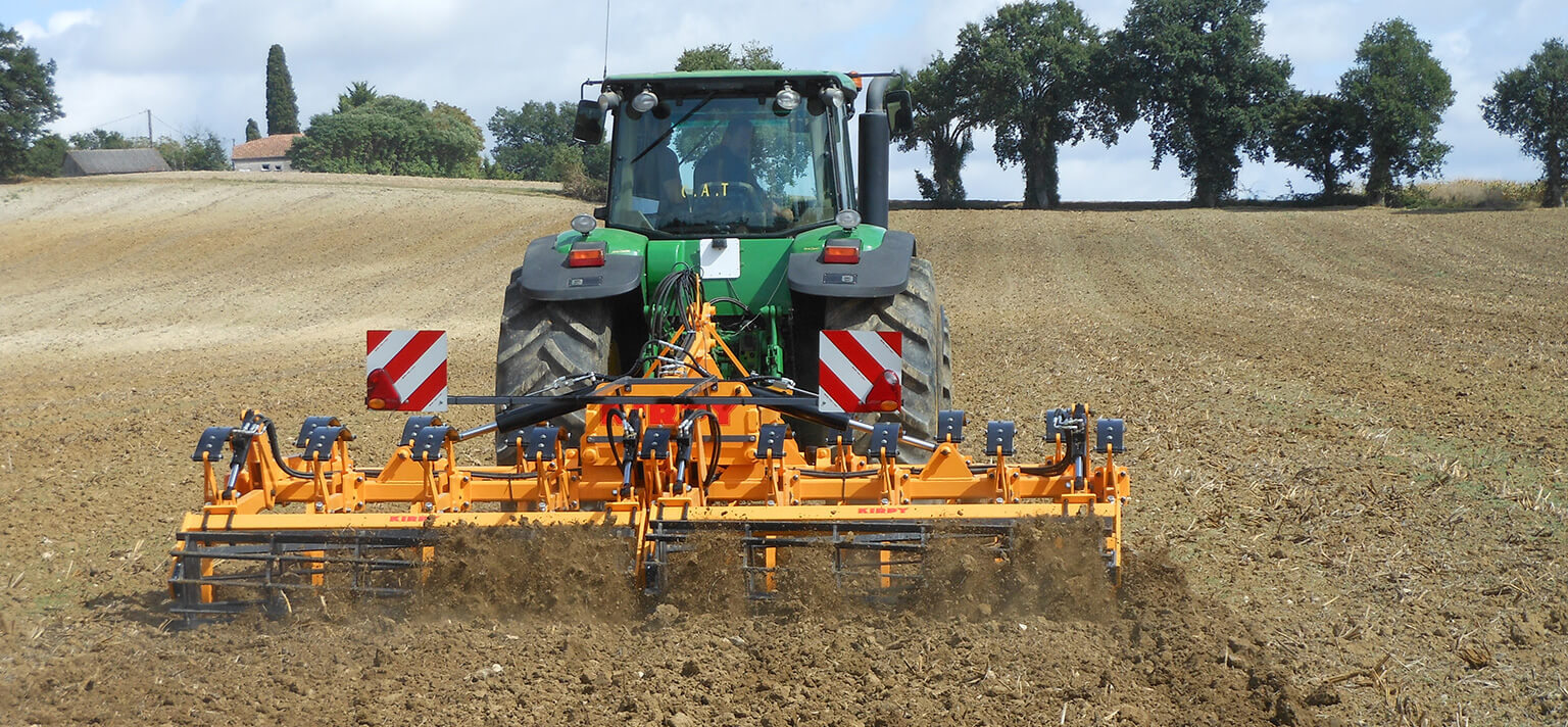 Kirpy folding cultivator with roller